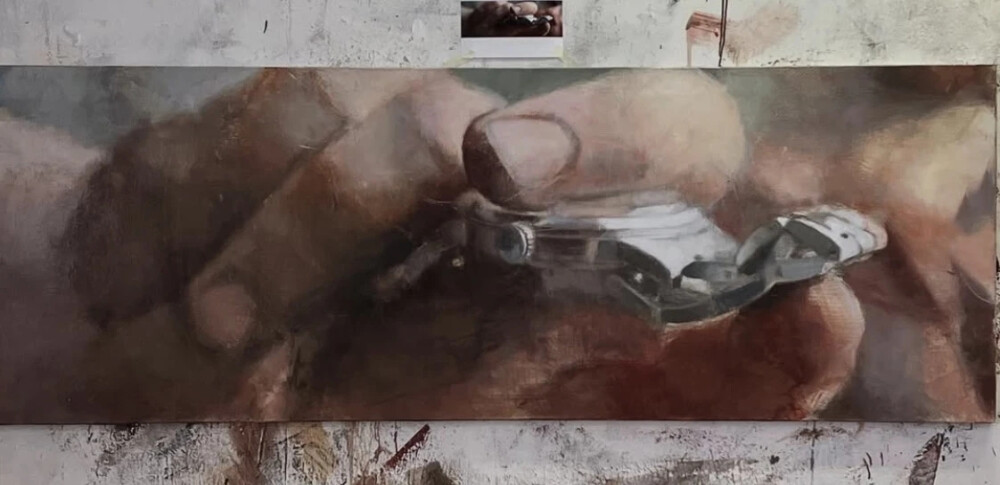 兹比内克·塞德莱茨基是捷克当代画家，以其介于具象与抽象之间的绘画语言和富有时间感的画面气质而受到关注。他出生于捷克，并在布拉格接受艺术教育，长期活跃于中欧当代艺术领域。塞德莱茨基的创作并不局限于传统人物肖像，而是更倾向于描绘空间、物体与日常场景，例如工作室内部、建筑结构或静物组合。他的画面常呈现出一种“未完成”或“被侵蚀”的视觉效果——形体在清晰与消解之间游移