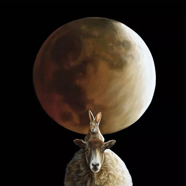 Karen Hollingsworth
看到这个名字有没有很熟悉
还记得那清风拂过
卷起白色的窗帷吗
今天，展现的是另一种风格的作品
与上一次是完全不同的风格
多才多艺就是好
