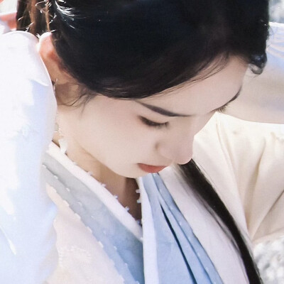 一夜无月，归时檐雨摧折，满地玉兰花魂