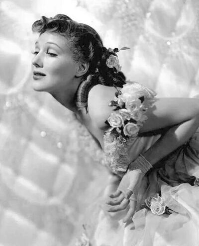 珍·帕克的生年有另两个选项，1912、1917，真名也有另一个选项，Louise Stephanie Zelinska，连出生地也有两个说法，蒙大拿州Deer Lodge、蒙大拿州Butte。不过她的儿子在她病逝后接受采访时纠正过，说母亲真名Lois Ma…