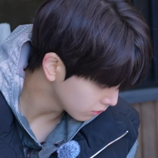 天是你的，地是你的，我也是你的，只有我们之间的红线是我的，是我亲手系在命运上的痴心