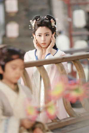 梁绛朱  在你眉梢种红豆  赵晴