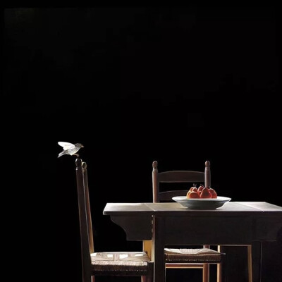 Karen Hollingsworth
看到这个名字有没有很熟悉
还记得那清风拂过
卷起白色的窗帷吗
今天，展现的是另一种风格的作品
与上一次是完全不同的风格
多才多艺就是好
