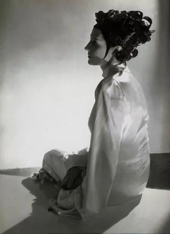 穿着夏帕瑞丽（Schiaparelli）的黛西