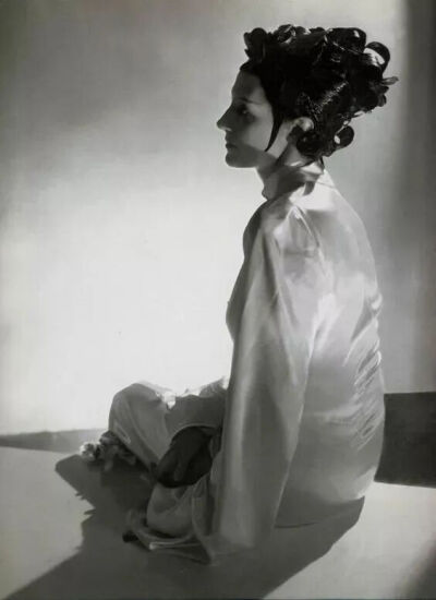 穿着夏帕瑞丽（Schiaparelli）的黛西