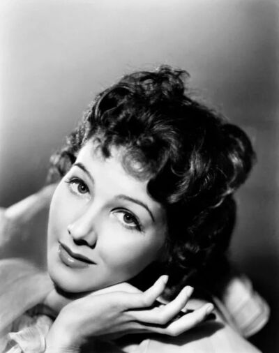 珍·帕克的生年有另两个选项，1912、1917，真名也有另一个选项，Louise Stephanie Zelinska，连出生地也有两个说法，蒙大拿州Deer Lodge、蒙大拿州Butte。不过她的儿子在她病逝后接受采访时纠正过，说母亲真名Lois Ma…