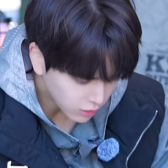 天是你的，地是你的，我也是你的，只有我们之间的红线是我的，是我亲手系在命运上的痴心