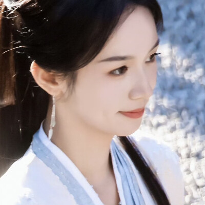 一夜无月，归时檐雨摧折，满地玉兰花魂