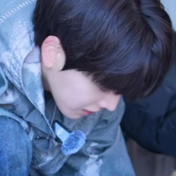 天是你的，地是你的，我也是你的，只有我们之间的红线是我的，是我亲手系在命运上的痴心