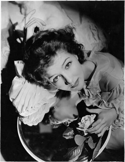 珍·帕克的生年有另两个选项，1912、1917，真名也有另一个选项，Louise Stephanie Zelinska，连出生地也有两个说法，蒙大拿州Deer Lodge、蒙大拿州Butte。不过她的儿子在她病逝后接受采访时纠正过，说母亲真名Lois Ma…