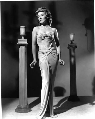 珍·帕克的生年有另两个选项，1912、1917，真名也有另一个选项，Louise Stephanie Zelinska，连出生地也有两个说法，蒙大拿州Deer Lodge、蒙大拿州Butte。不过她的儿子在她病逝后接受采访时纠正过，说母亲真名Lois Ma…