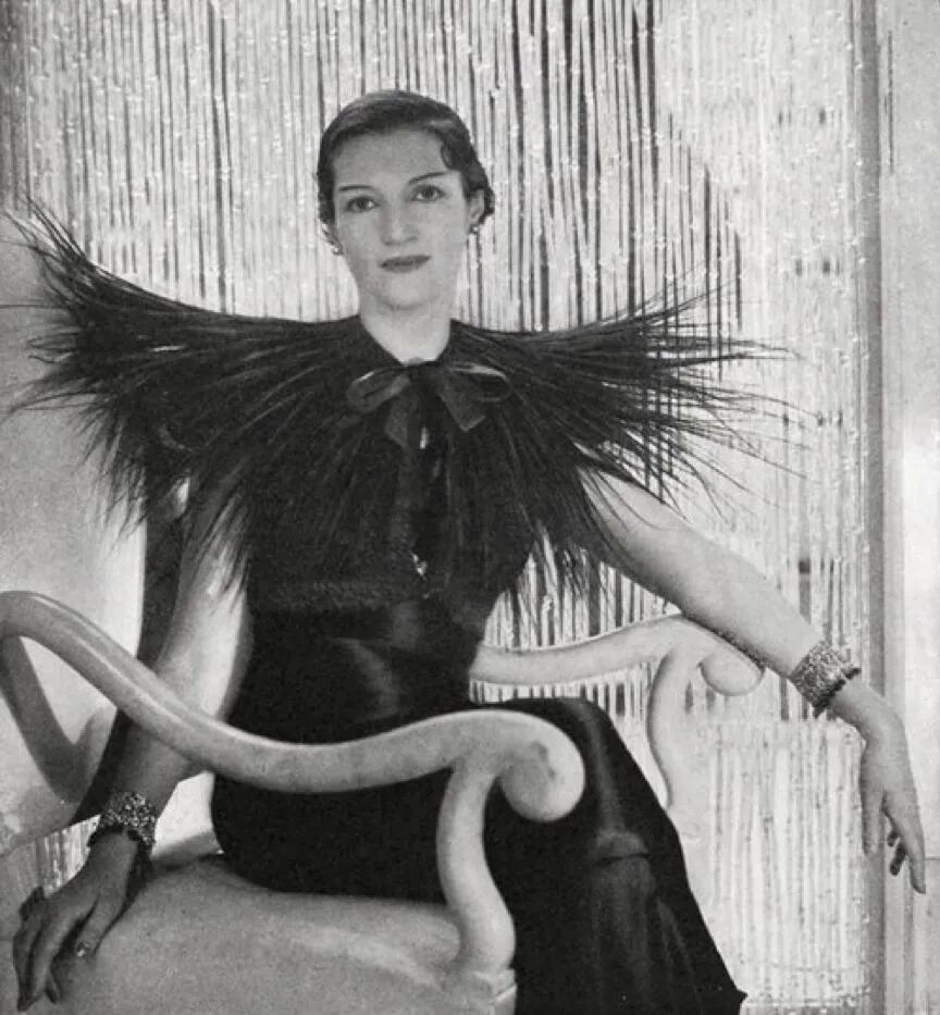 穿着夏帕瑞丽（Schiaparelli）的黛西