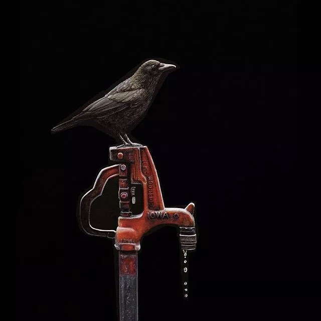 Karen Hollingsworth
看到这个名字有没有很熟悉
还记得那清风拂过
卷起白色的窗帷吗
今天，展现的是另一种风格的作品
与上一次是完全不同的风格
多才多艺就是好
