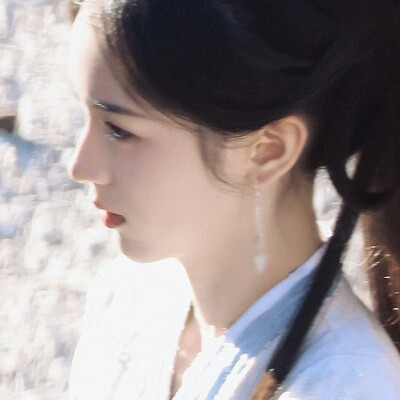 一夜无月，归时檐雨摧折，满地玉兰花魂