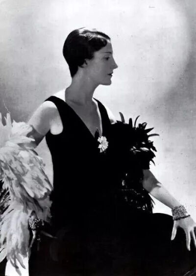 佩戴该手镯的黛西