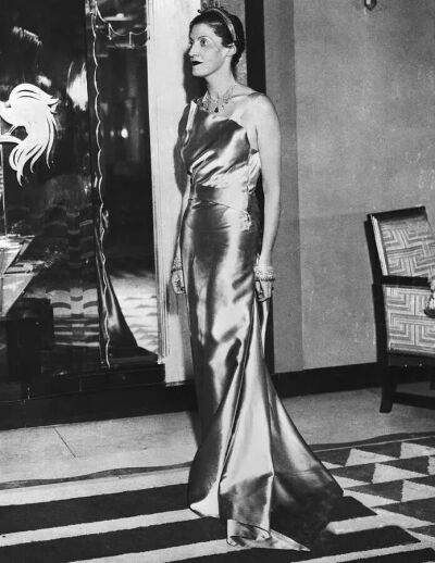 黛西佩戴“瀑布”项链和梵克雅宝手链