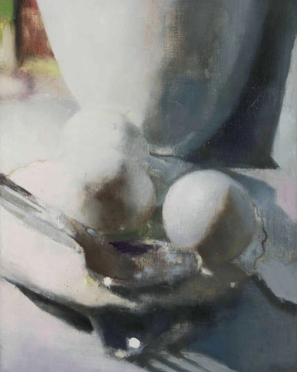 兹比内克·塞德莱茨基是捷克当代画家，以其介于具象与抽象之间的绘画语言和富有时间感的画面气质而受到关注。他出生于捷克，并在布拉格接受艺术教育，长期活跃于中欧当代艺术领域。塞德莱茨基的创作并不局限于传统人物肖像，而是更倾向于描绘空间、物体与日常场景，例如工作室内部、建筑结构或静物组合。他的画面常呈现出一种“未完成”或“被侵蚀”的视觉效果——形体在清晰与消解之间游移