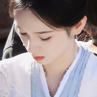 一夜无月，归时檐雨摧折，满地玉兰花魂