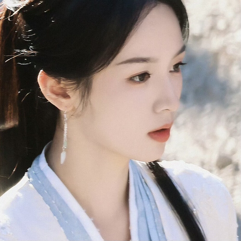 一夜无月，归时檐雨摧折，满地玉兰花魂