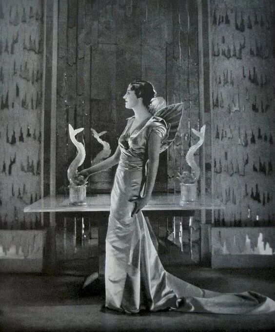穿着夏帕瑞丽（Schiaparelli）的黛西