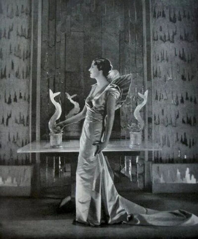 穿着夏帕瑞丽（Schiaparelli）的黛西