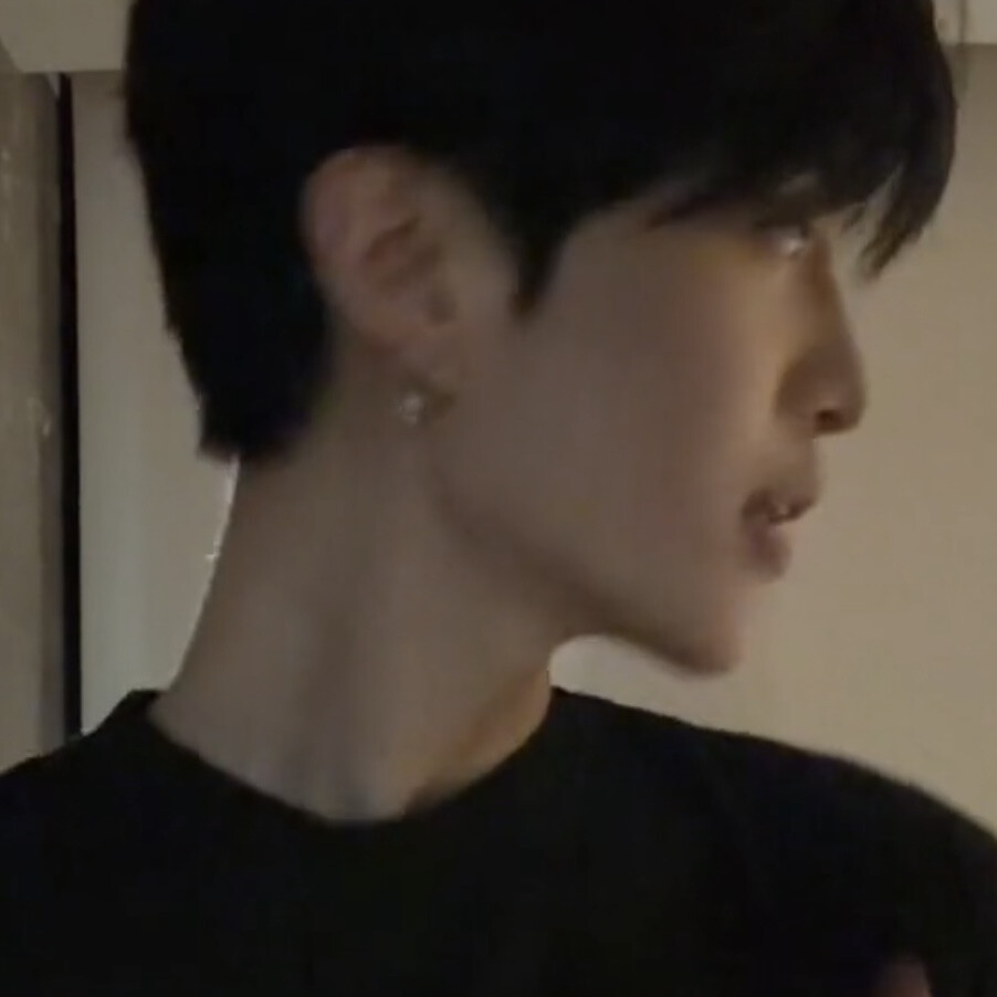 黑t男