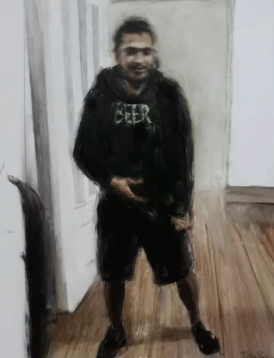 塔利亚·亚涅斯是一位活跃于当代具象绘画领域的艺术家，以融合写实肖像与“数字失真感”的独特绘画语言而受到关注。她的作品建立在扎实的人物造型基础之上，但通过有意识地破坏图像的完整性，形成强烈的视觉辨识度。