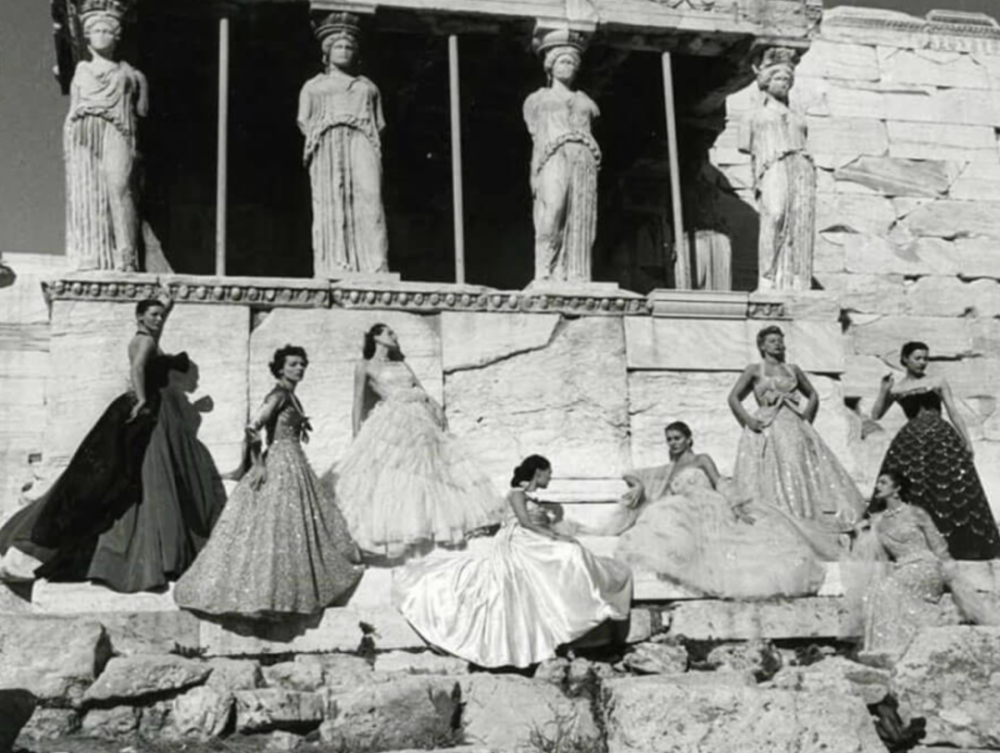 1951年在神庙遗址前进行拍摄的模特们，似与女像柱构成穿越古今的奇妙对话