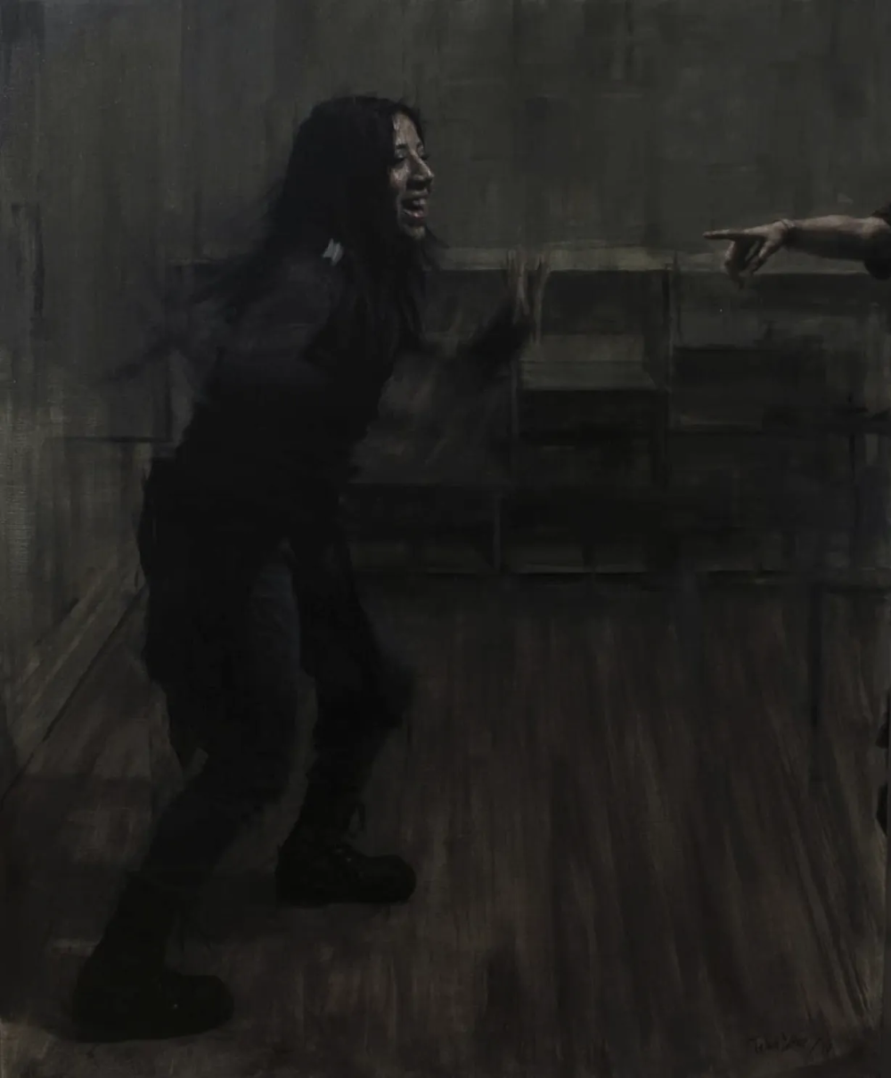 塔利亚·亚涅斯是一位活跃于当代具象绘画领域的艺术家，以融合写实肖像与“数字失真感”的独特绘画语言而受到关注。她的作品建立在扎实的人物造型基础之上，但通过有意识地破坏图像的完整性，形成强烈的视觉辨识度。