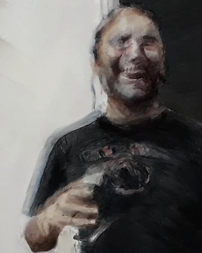 塔利亚·亚涅斯是一位活跃于当代具象绘画领域的艺术家，以融合写实肖像与“数字失真感”的独特绘画语言而受到关注。她的作品建立在扎实的人物造型基础之上，但通过有意识地破坏图像的完整性，形成强烈的视觉辨识度。