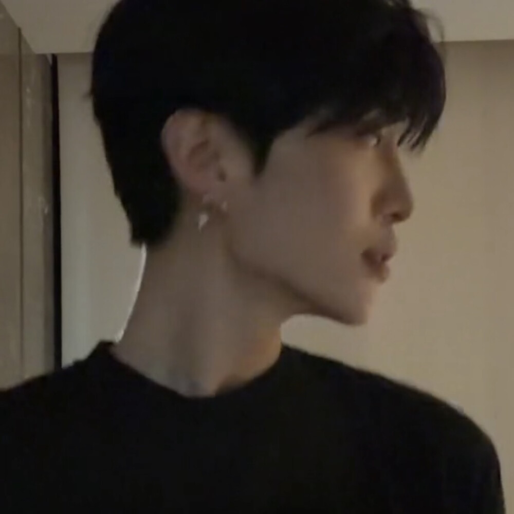 黑t男