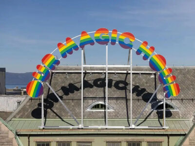 艺术家乌戈·罗迪纳的《我们的神奇时刻》在PoMo的屋顶上。摄影：Terje Trobe