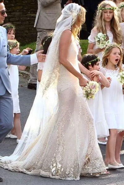 2011年，他为Kate Moss设计婚纱  