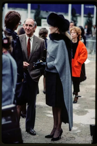 Yves Saint Laurent秀场外的圣罗兰女士1983年