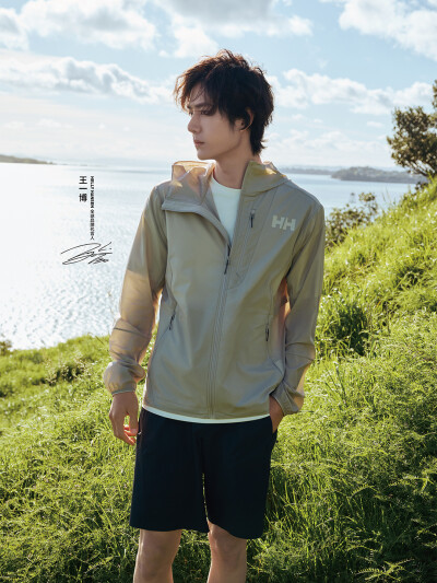 HELLYHANSEN海丽汉森：
清风拂野，万物生长
随HELLY HANSEN全球品牌代言人 @UNIQ-王一博
徒步山野，自在探索
于自然中，寻找向上的生命力
H2EXPLORER系列全新防风皮肤衣
轻盈陪伴每一次的启程
迎风而生，亦驭风前行…