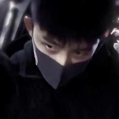 老板，给我来两袋鸡肉味锅巴