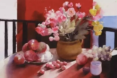 金莉笔下的水彩花卉色彩清新、格调高雅。多姿多彩的花朵、自由流动的水色、氤氲朦胧的气氛，令人过目难忘、心生欢喜。