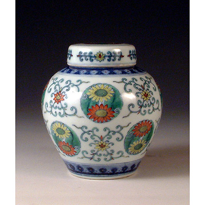 清乾隆 斗彩团菊纹瓷盖罐
南京博物院藏
