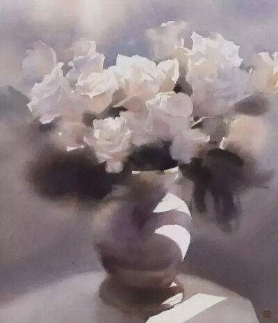 金莉笔下的水彩花卉色彩清新、格调高雅。多姿多彩的花朵、自由流动的水色、氤氲朦胧的气氛，令人过目难忘、心生欢喜。