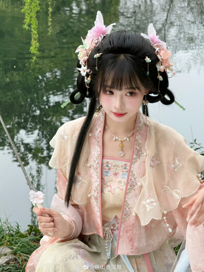 远山乔汉服