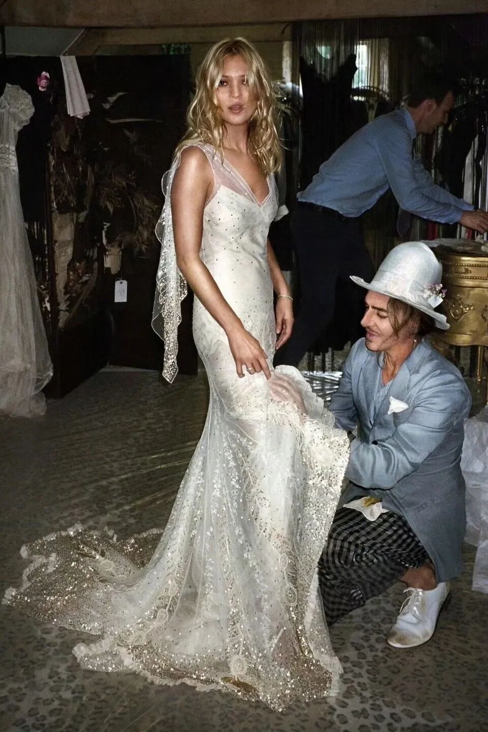 2011年，他为Kate Moss设计婚纱  