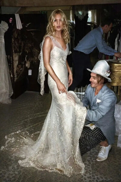 2011年，他为Kate Moss设计婚纱  
