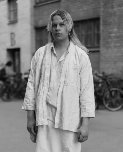 弗朗斯·尼巴卡（Frans Nibaka）1993年出生于芬兰康加萨拉，现居赫尔辛基。