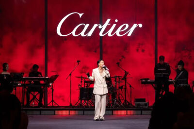 著名歌手那英出席卡地亚全新EN ÉQUILIBRE高级珠宝新作发布晚宴
并奉献精彩演出
