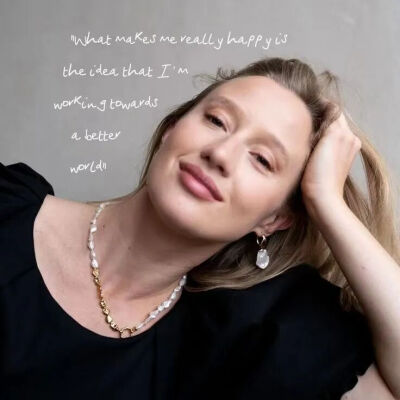 戴Monica Vinader的女子：Alice Aedy 
纪录片导演
