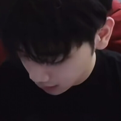 能放弃截神秘低头侧脸男了吗