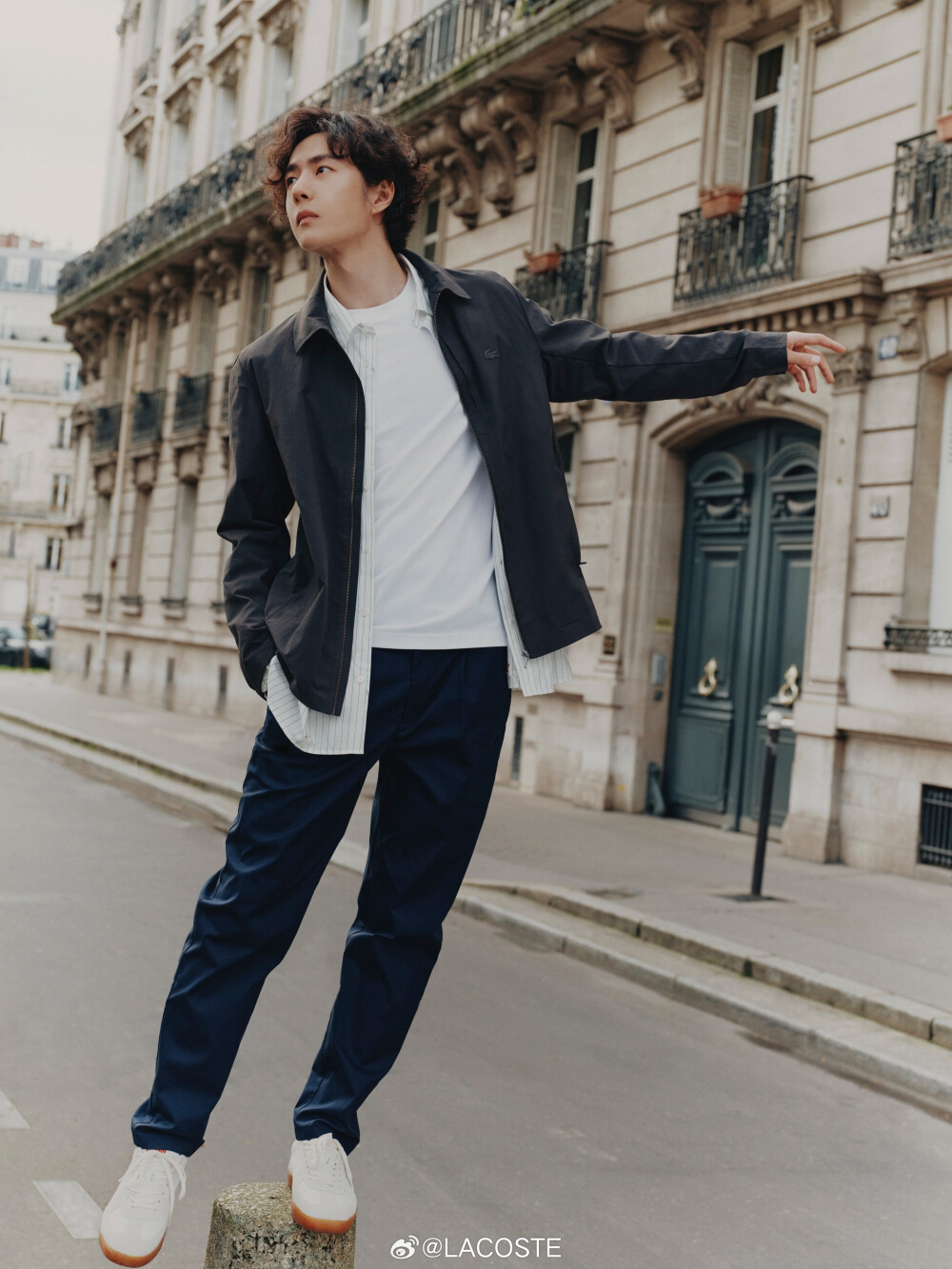 LACOSTE：
#鳄趣味#
平衡是种态度☀️
@UNIQ-王一博 的自在穿搭，衬衫款外套搭配休闲裤，白色T恤注入清爽底色，绒面革鞋面点睛造型。挺括剪裁与休闲质感相融，平衡恰到好处。
#Lacoste生动在场# #LACOSTE2026春夏系列# #LACOSTE品牌全球代言人王一博#