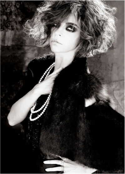 罗特菲尔德身穿瑞克·欧文斯为瑞维隆设计的剪裁别致的貂皮短外套，内搭汤姆·福特为伊夫·圣罗兰设计的锦缎上衣。佩戴布切拉蒂品牌的服饰珠宝；佩戴香奈儿品牌的珍珠饰品。