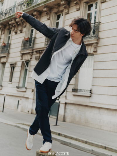 LACOSTE：
#鳄趣味#
平衡是种态度☀️
@UNIQ-王一博 的自在穿搭，衬衫款外套搭配休闲裤，白色T恤注入清爽底色，绒面革鞋面点睛造型。挺括剪裁与休闲质感相融，平衡恰到好处。
#Lacoste生动在场# #LACOSTE2026春夏系…