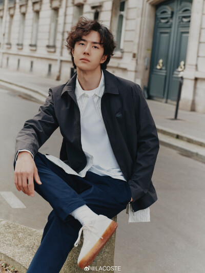 LACOSTE：
#鳄趣味#
平衡是种态度☀️
@UNIQ-王一博 的自在穿搭，衬衫款外套搭配休闲裤，白色T恤注入清爽底色，绒面革鞋面点睛造型。挺括剪裁与休闲质感相融，平衡恰到好处。
#Lacoste生动在场# #LACOSTE2026春夏系…